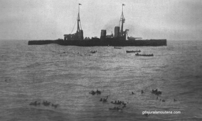 Récupération des matelots Allemands , en arrière plan l'Inflexible.